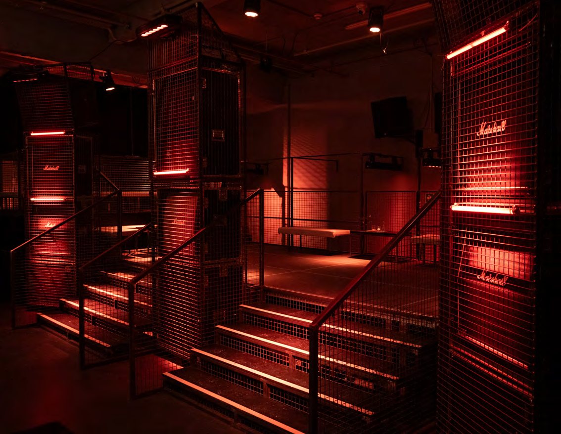 Black Cube mit rot beleuchteten Stahltreppen