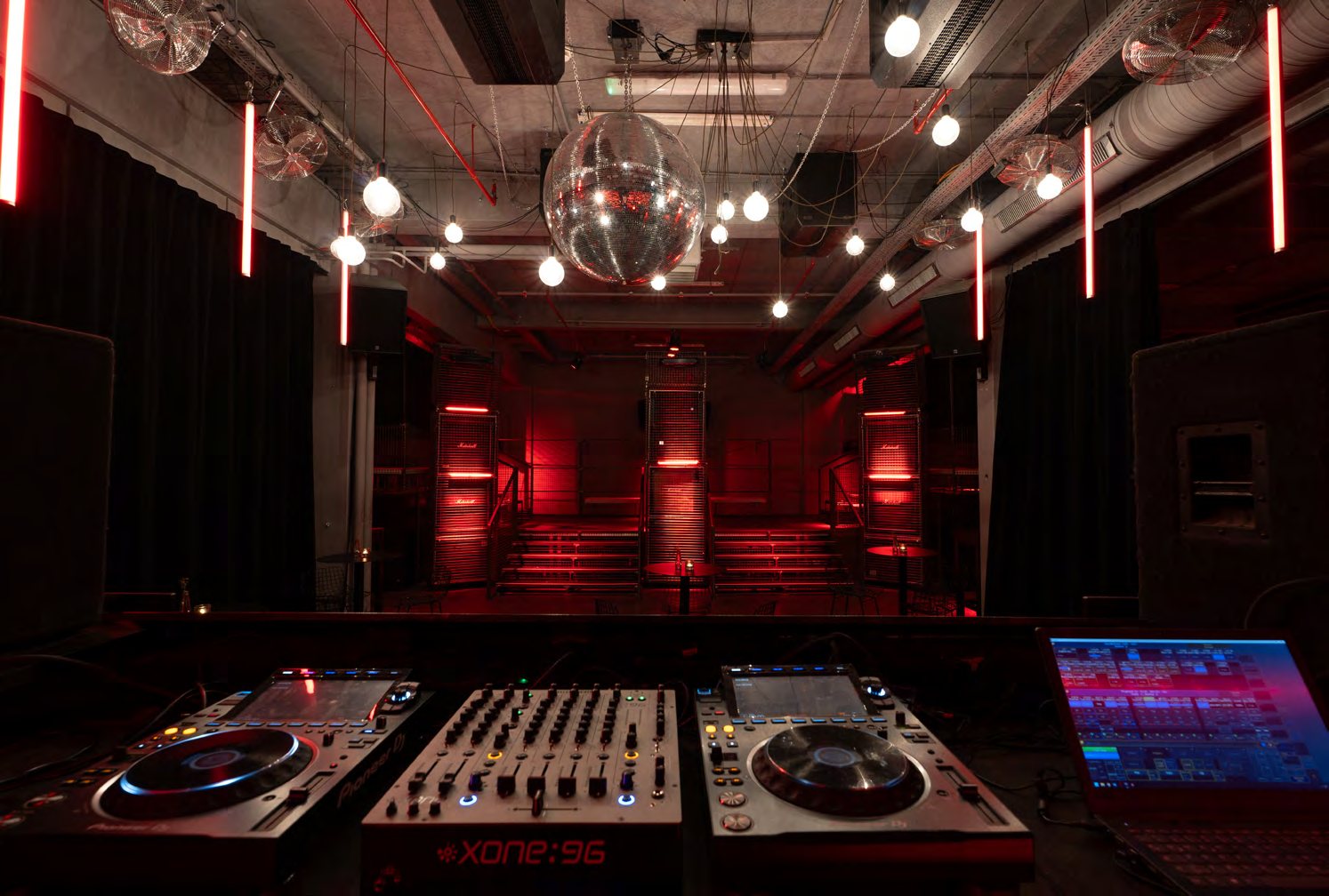 DJ-Pult im Black Cube