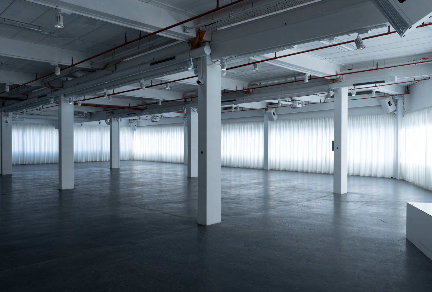Panoramaraum mit Fensterfront und Tageslicht