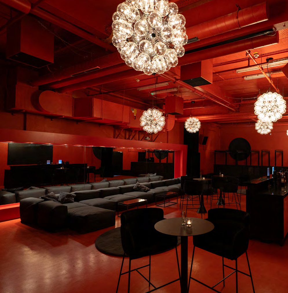 Red Room mit Sofalandschaft und Bar